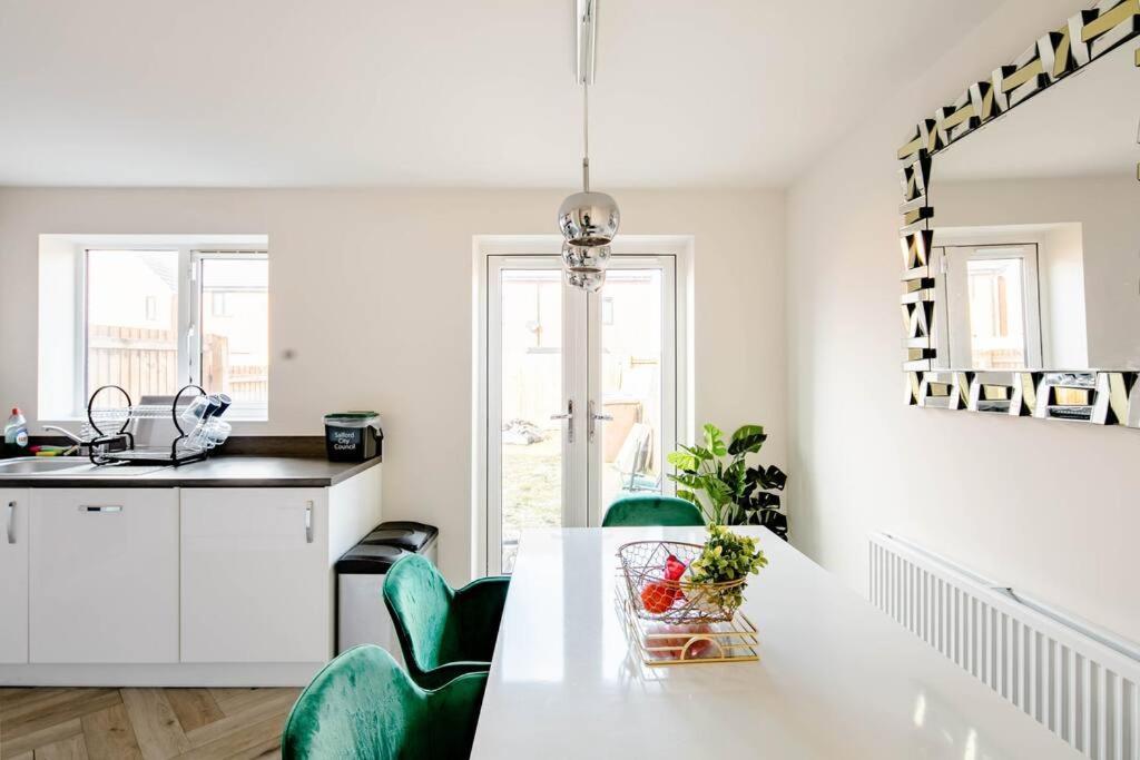 Stunning Private Room In A Home - Bathroom & Parking! Salford  Exteriér fotografie