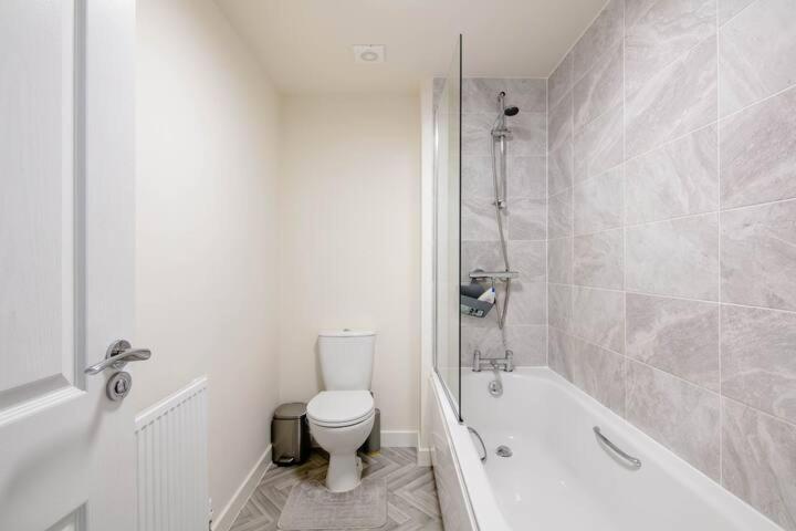 Stunning Private Room In A Home - Bathroom & Parking! Salford  Exteriér fotografie