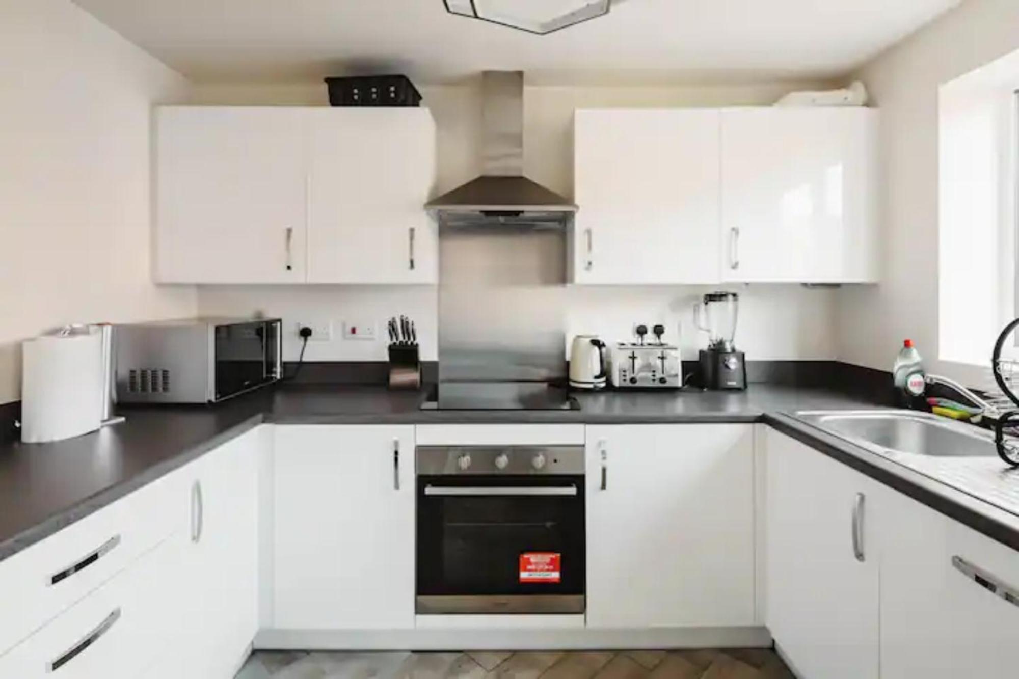 Stunning Private Room In A Home - Bathroom & Parking! Salford  Exteriér fotografie