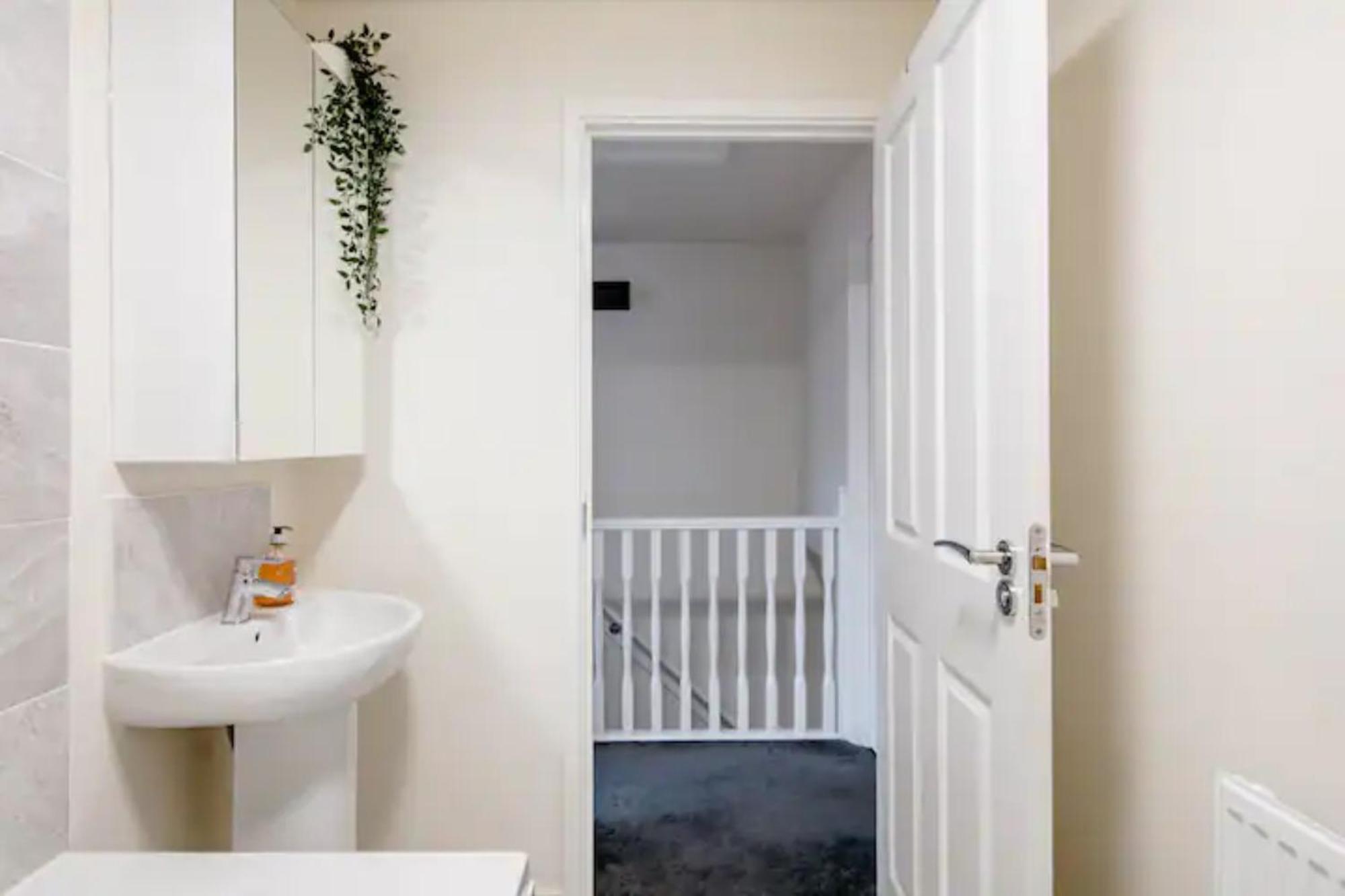 Stunning Private Room In A Home - Bathroom & Parking! Salford  Exteriér fotografie